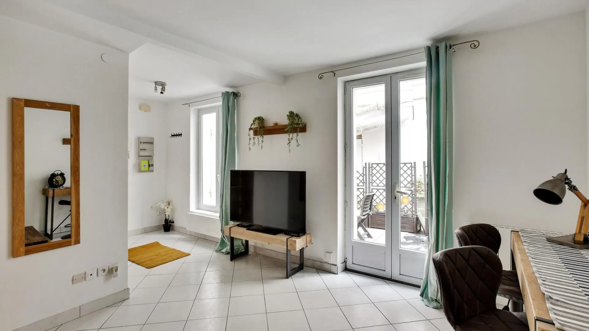 Apartment Chic With Terrace In